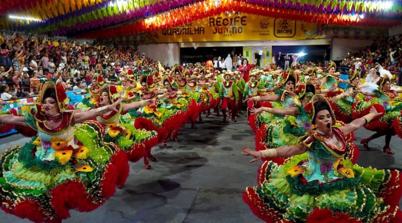 A Prefeitura do Recife divulgou os 12 grupos finalistas do 37º Concurso de Quadrilhas Juninas Adultas, que será realizado nos dias 21 e 22 no Sítio da Trindade. O concurso é uma competição importante para as quadrilhas de São João e movimenta toda a cadeia produtiva em torno dessas apresentações tradicionais.